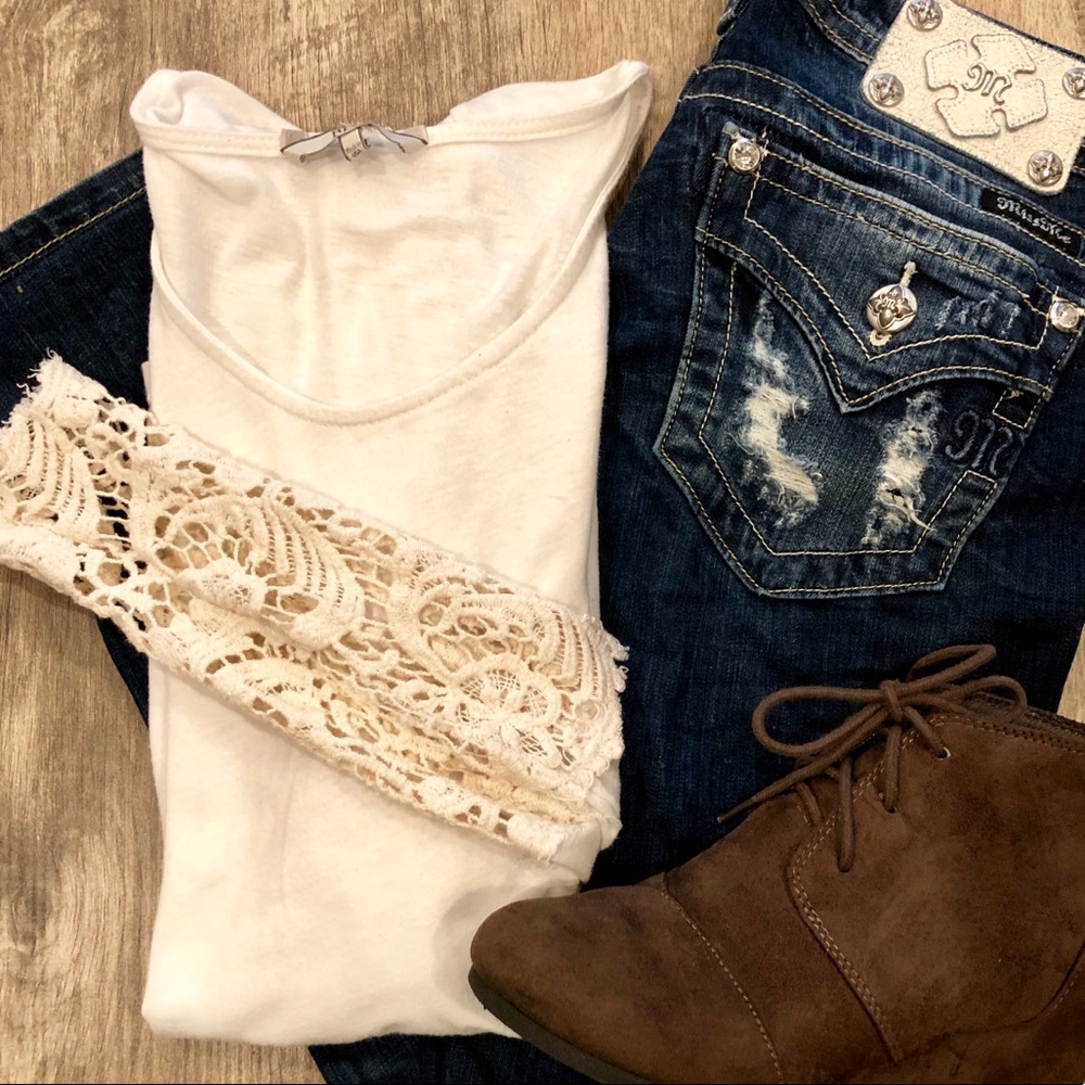 3/$25 Long-sleeved tee with lace sleeves